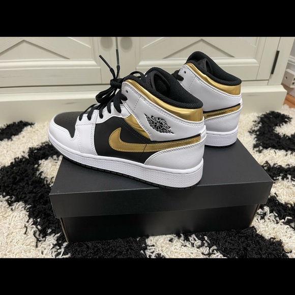 NWT Air Jordan 1 Mid GS In White/multi-color-black - Picture 10 of 11